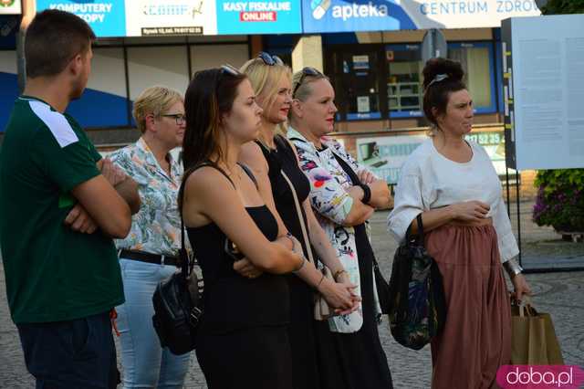 Wystawa o kryzysie humanitarnym na granicy polsko-białoruskiej i spotkanie z Janiną Ochojską