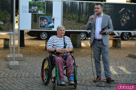 Wystawa o kryzysie humanitarnym na granicy polsko-białoruskiej i spotkanie z Janiną Ochojską