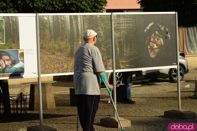 Wystawa o kryzysie humanitarnym na granicy polsko-białoruskiej i spotkanie z Janiną Ochojską