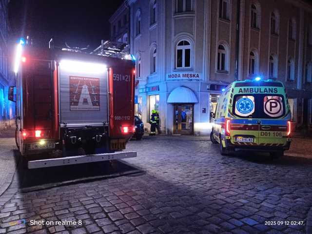 Dwa nocne pożary - elementów sceny na Rynku i w kamienicy 