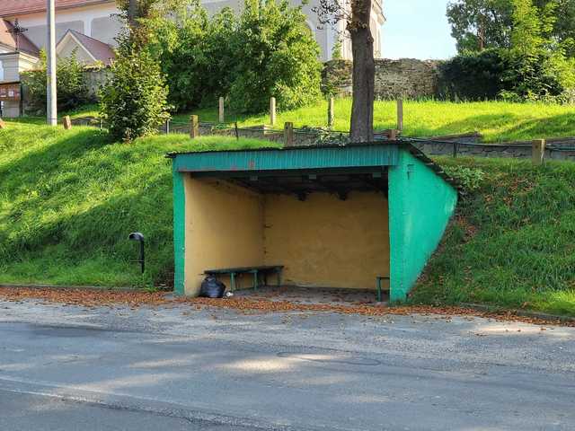 Zdemontowano stare wiaty przystankowe w gminie Stoszowice [Foto]