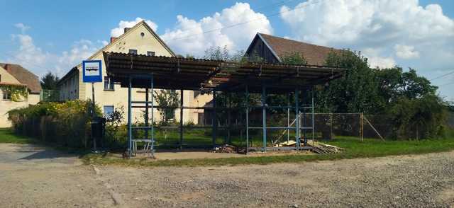 Zdemontowano stare wiaty przystankowe w gminie Stoszowice [Foto]