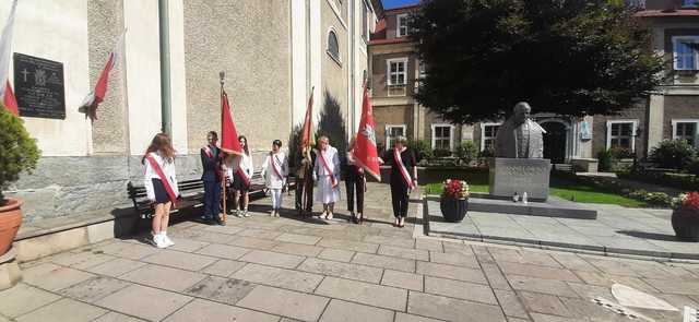 [FOTO] Mieszkańcy Barda upamiętnili ofiary sowieckiego i niemieckiego totalitaryzmu