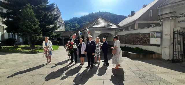 [FOTO] Mieszkańcy Barda upamiętnili ofiary sowieckiego i niemieckiego totalitaryzmu