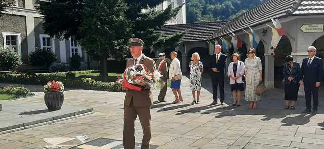 [FOTO] Mieszkańcy Barda upamiętnili ofiary sowieckiego i niemieckiego totalitaryzmu