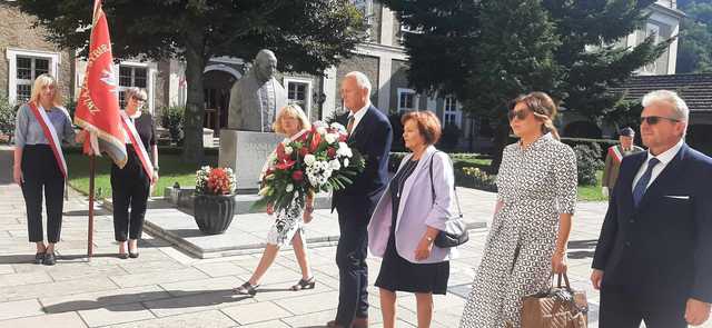 [FOTO] Mieszkańcy Barda upamiętnili ofiary sowieckiego i niemieckiego totalitaryzmu