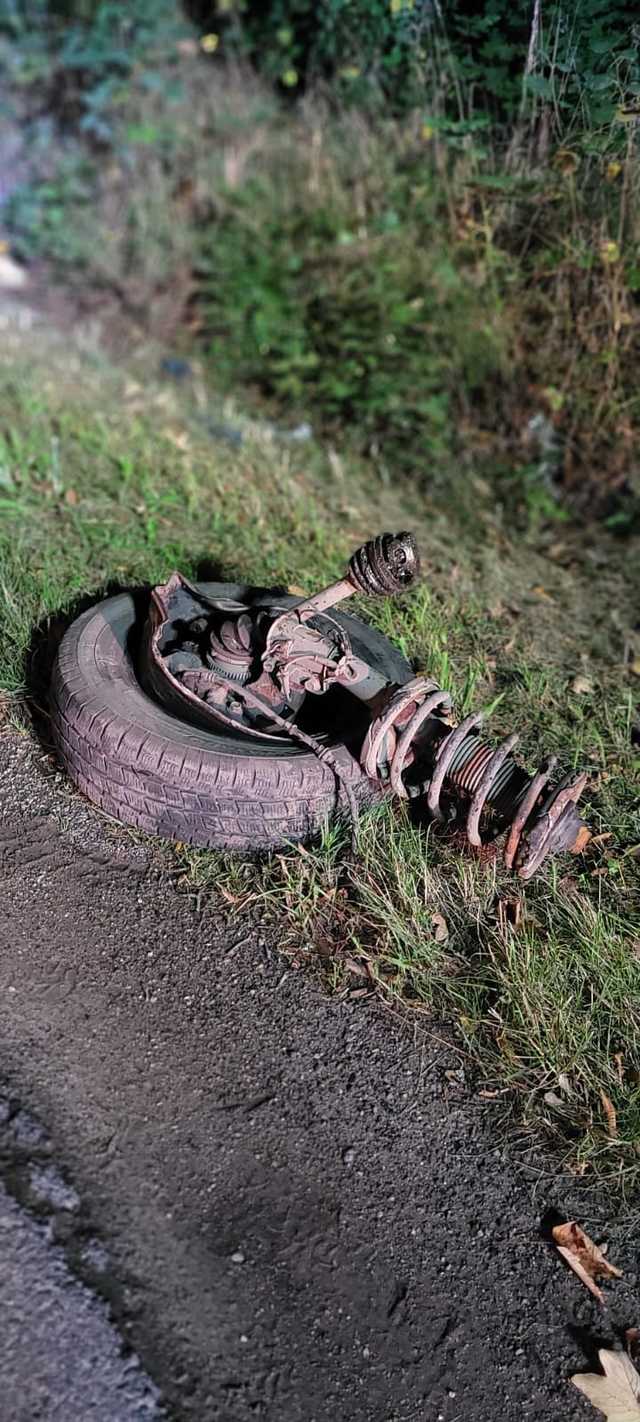 Kia wypadła z drogi i uderzyła w drzewo. Kierowca oddalił się... 