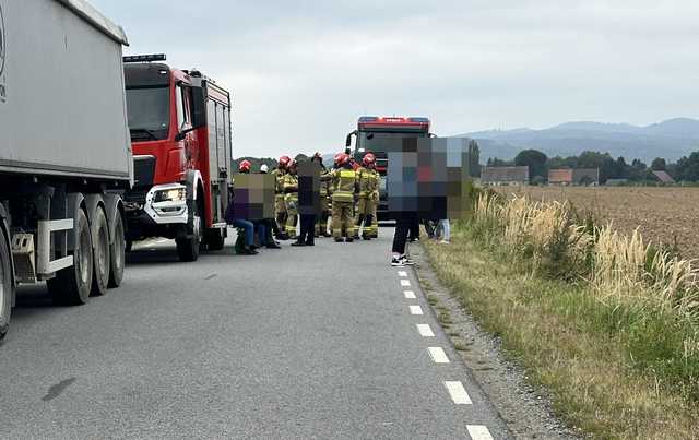 Autobus w rowie między Dzbanowem a Ożarami. Droga zablokowana