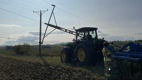 Traktor uszkodził słup energetyczny w okolicach Topoli