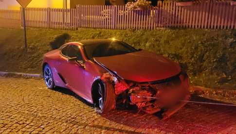 Pijany kierowca lexusa wypadł z drogi i uderzył w latarnię w Srebrnej Górze
