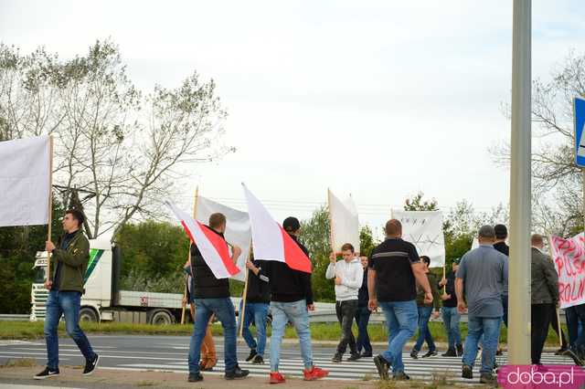 Rolnicy protestują na dk8 w Ząbkowicach Śląskich