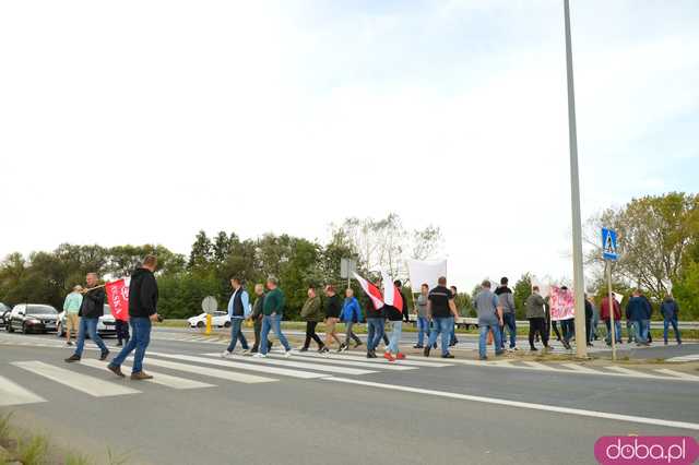 Rolnicy protestują na dk8 w Ząbkowicach Śląskich