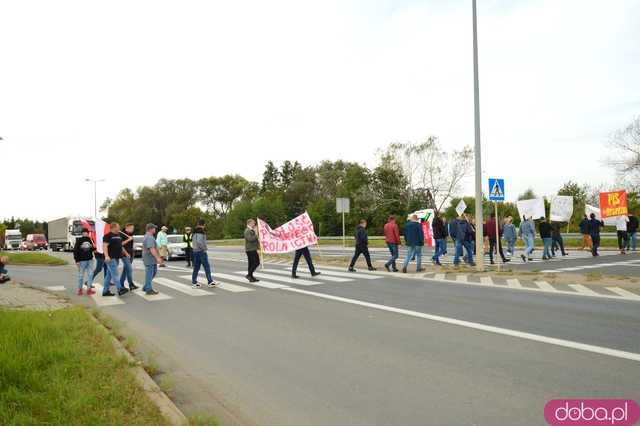 Rolnicy protestują na dk8 w Ząbkowicach Śląskich