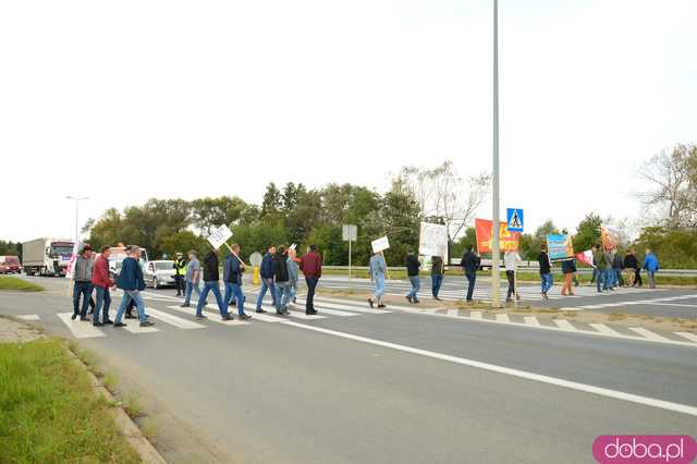 Rolnicy protestują na dk8 w Ząbkowicach Śląskich