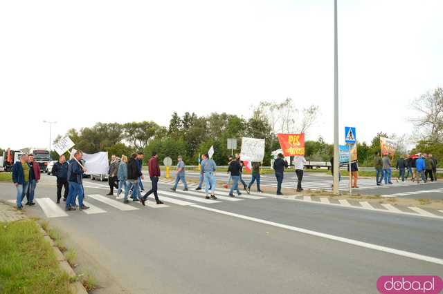 Rolnicy protestują na dk8 w Ząbkowicach Śląskich