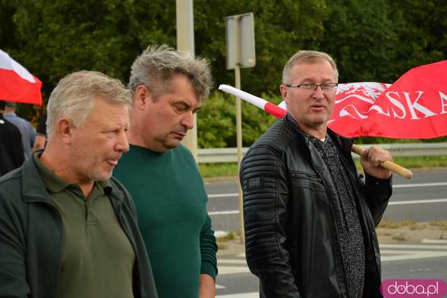 Rolnicy protestują na dk8 w Ząbkowicach Śląskich