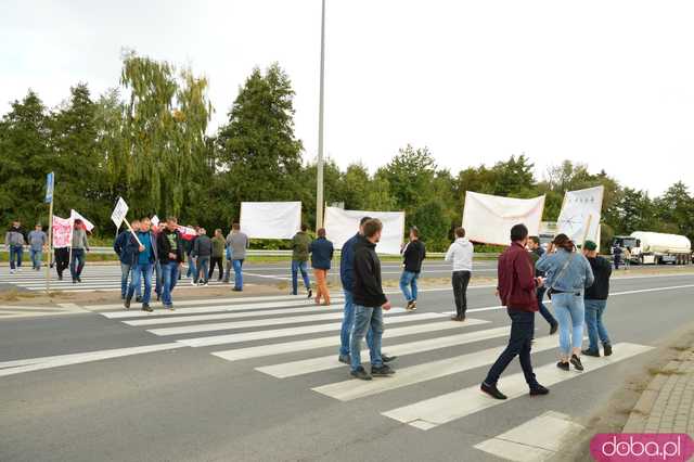 Rolnicy protestują na dk8 w Ząbkowicach Śląskich