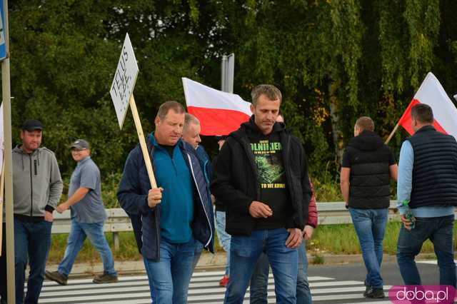 Rolnicy protestują na dk8 w Ząbkowicach Śląskich