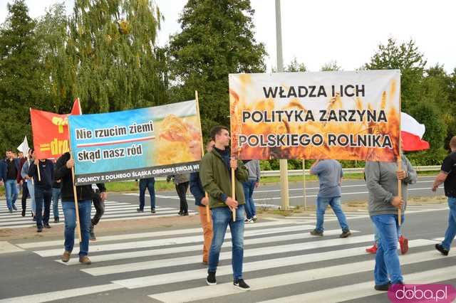 Rolnicy protestują na dk8 w Ząbkowicach Śląskich