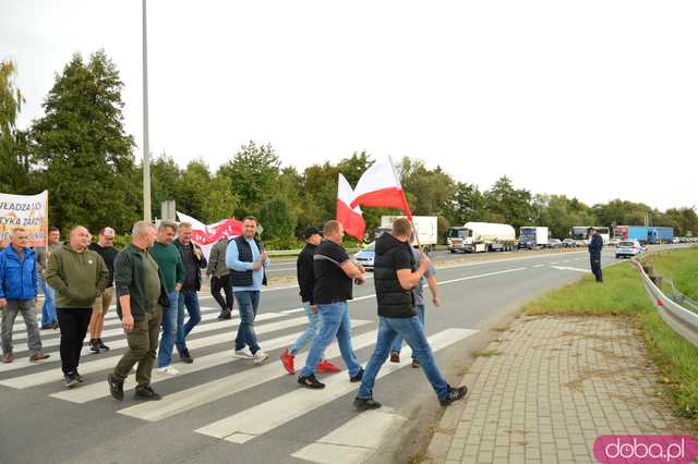 Rolnicy protestują na dk8 w Ząbkowicach Śląskich