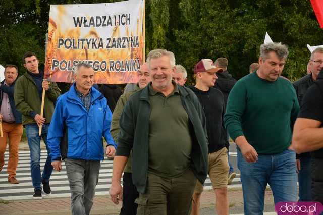 Rolnicy protestują na dk8 w Ząbkowicach Śląskich