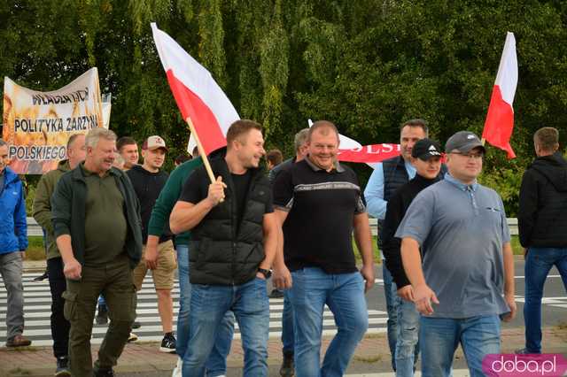 Rolnicy protestują na dk8 w Ząbkowicach Śląskich
