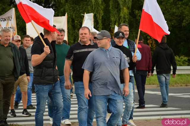 Rolnicy protestują na dk8 w Ząbkowicach Śląskich