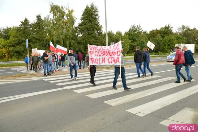 Rolnicy protestują na dk8 w Ząbkowicach Śląskich