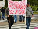 Rolnicy protestują na dk8 w Ząbkowicach Śląskich