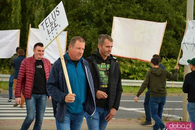 Rolnicy protestują na dk8 w Ząbkowicach Śląskich