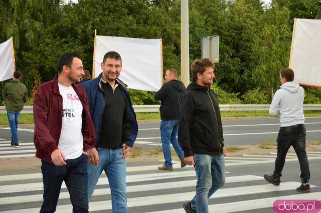 Rolnicy protestują na dk8 w Ząbkowicach Śląskich
