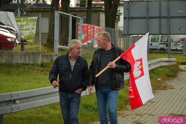 Rolnicy protestują na dk8 w Ząbkowicach Śląskich