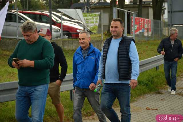 Rolnicy protestują na dk8 w Ząbkowicach Śląskich