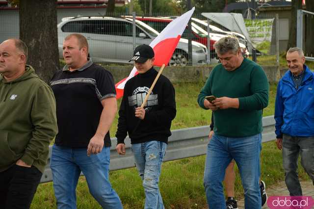 Rolnicy protestują na dk8 w Ząbkowicach Śląskich