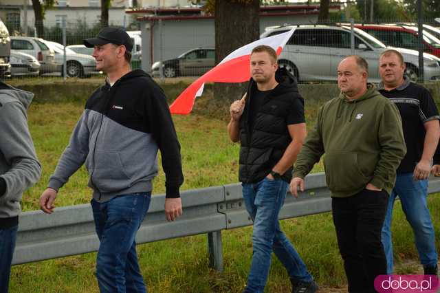 Rolnicy protestują na dk8 w Ząbkowicach Śląskich