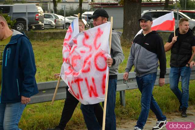 Rolnicy protestują na dk8 w Ząbkowicach Śląskich