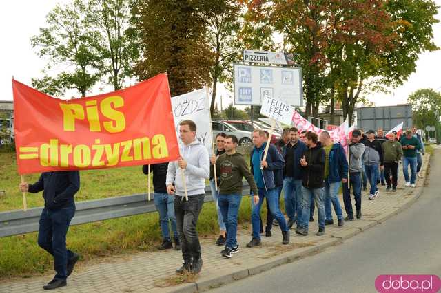 Rolnicy protestują na dk8 w Ząbkowicach Śląskich