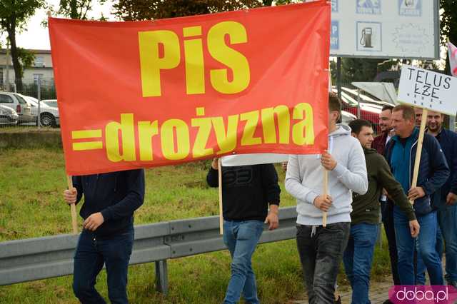 Rolnicy protestują na dk8 w Ząbkowicach Śląskich