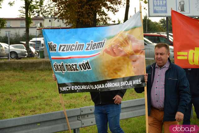 Rolnicy protestują na dk8 w Ząbkowicach Śląskich