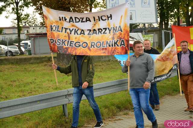 Rolnicy protestują na dk8 w Ząbkowicach Śląskich