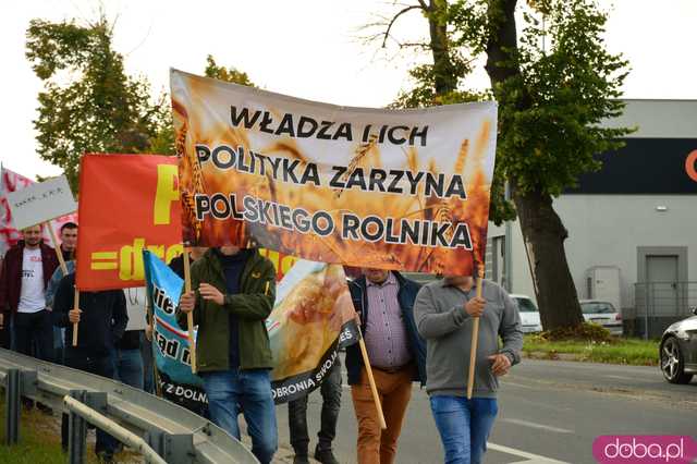 Rolnicy protestują na dk8 w Ząbkowicach Śląskich