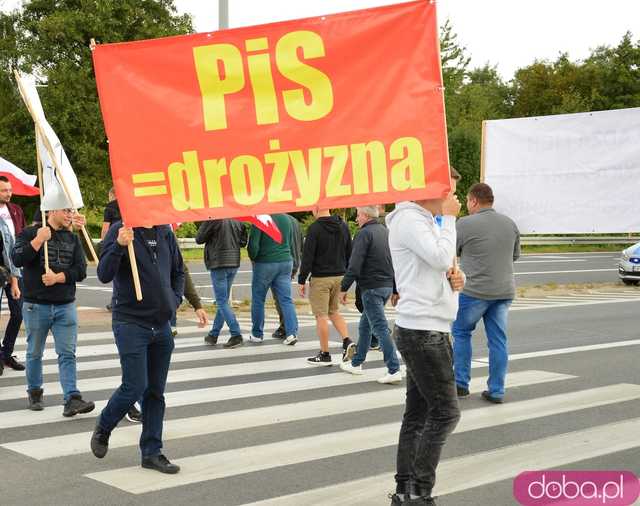 Rolnicy protestują na dk8 w Ząbkowicach Śląskich