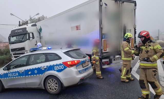 Kolejny dzień z utrdnieniami na dk8 w Bardzie. Ciężarówka wypada z drogi 