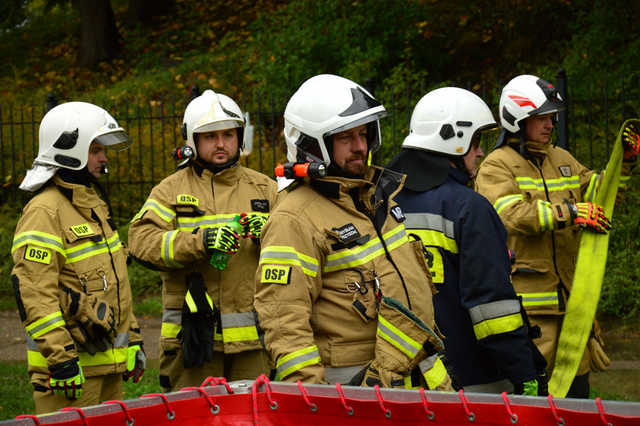 Jak gasić panele fotowoltaiczne i samochody elektryczne? Strażacy szkolili się w Kamieńcu Ząbkowickim