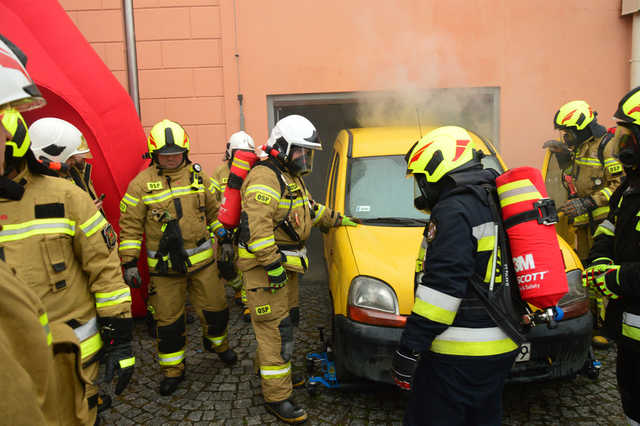 Jak gasić panele fotowoltaiczne i samochody elektryczne? Strażacy szkolili się w Kamieńcu Ząbkowickim