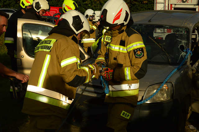 Jak gasić panele fotowoltaiczne i samochody elektryczne? Strażacy szkolili się w Kamieńcu Ząbkowickim