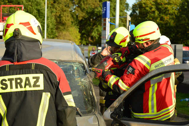 Jak gasić panele fotowoltaiczne i samochody elektryczne? Strażacy szkolili się w Kamieńcu Ząbkowickim