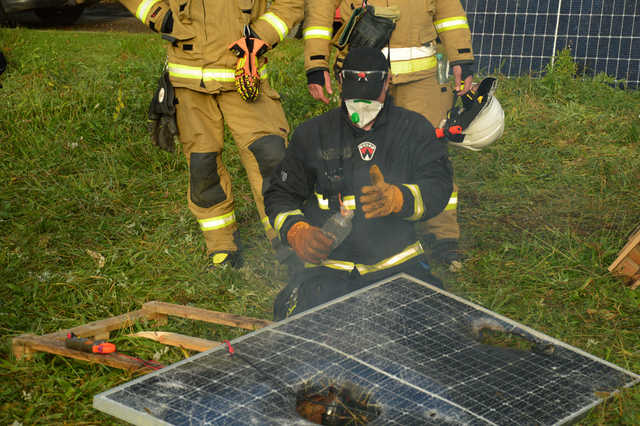Jak gasić panele fotowoltaiczne i samochody elektryczne? Strażacy szkolili się w Kamieńcu Ząbkowickim