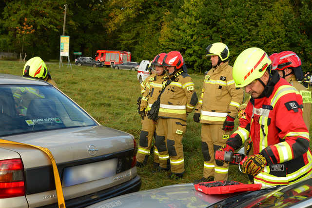 Jak gasić panele fotowoltaiczne i samochody elektryczne? Strażacy szkolili się w Kamieńcu Ząbkowickim