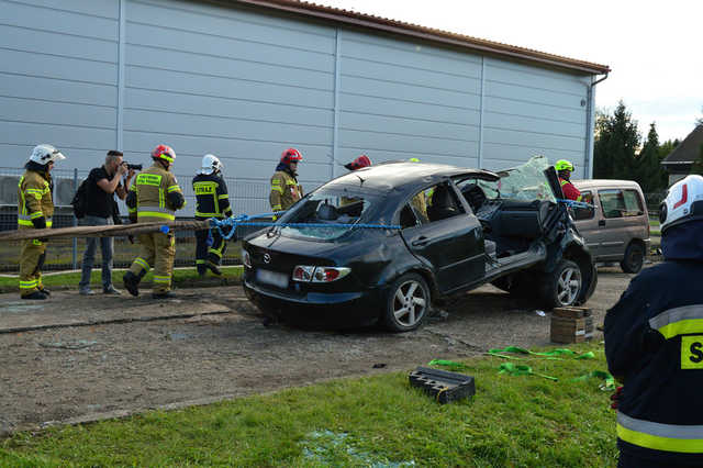 Jak gasić panele fotowoltaiczne i samochody elektryczne? Strażacy szkolili się w Kamieńcu Ząbkowickim